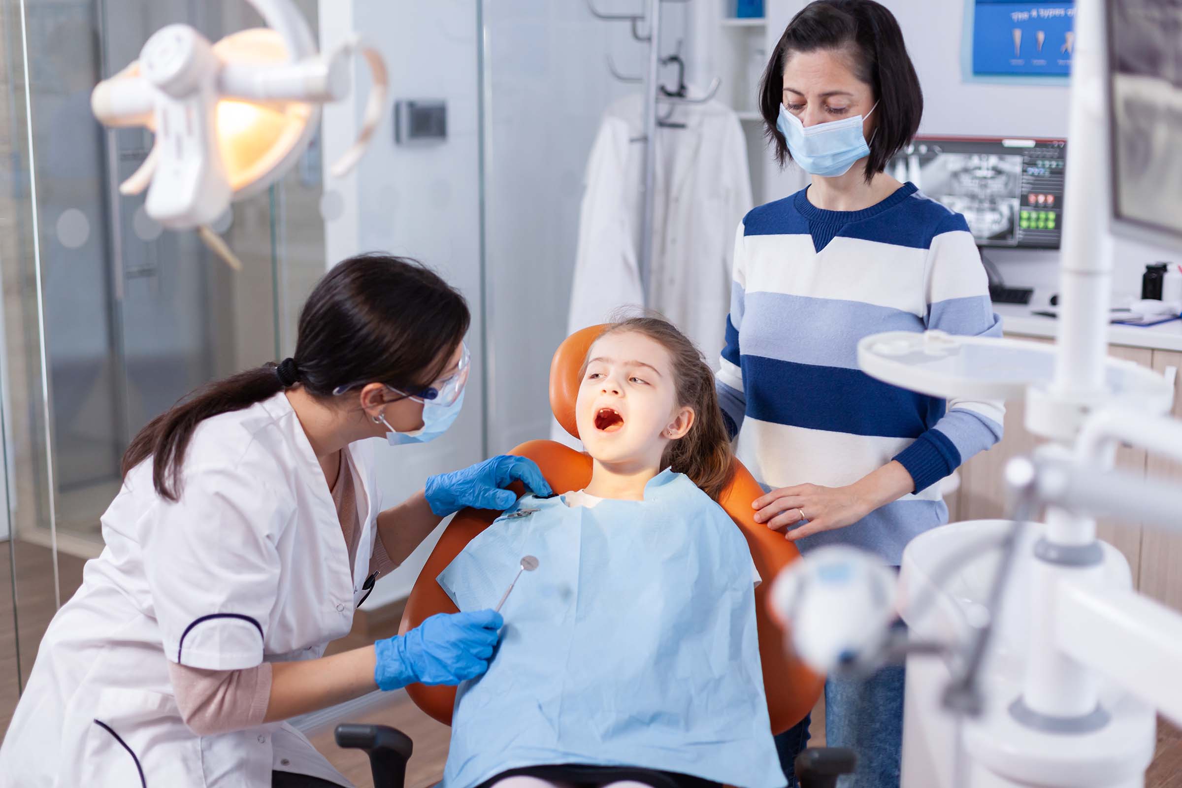 dentist-doing-teeth-check-up-of-little-girl-N76HZG6.jpg